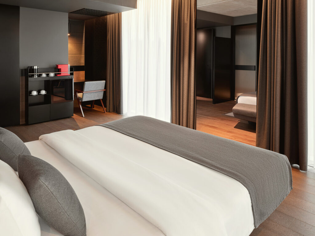 Deluxe room w- king size bed