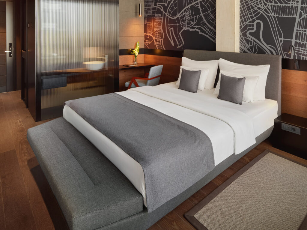 Deluxe room w- king size bed