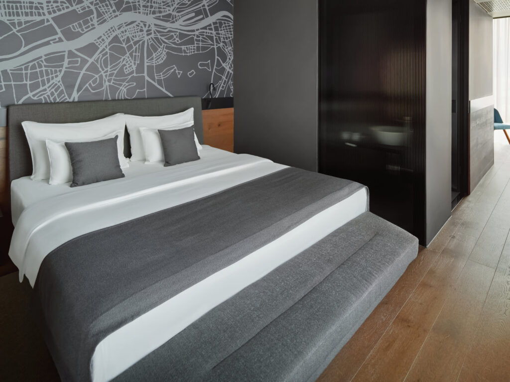 Deluxe room w- king size bed